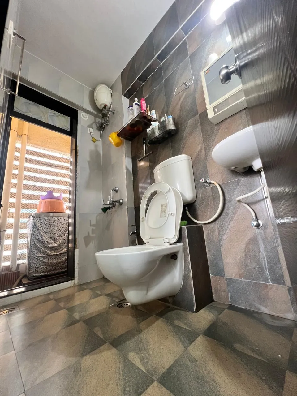 2 BHK Apartment in - Bathroom